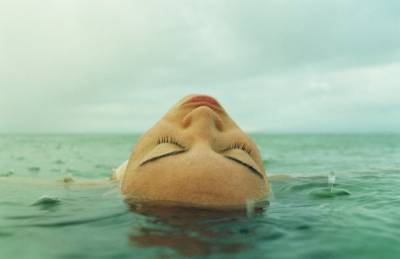 Garder la tete au dessus de l'eau